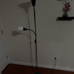floor lamp w/ 2 bulbs 