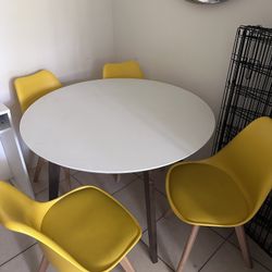 Table + 4 Chairs 