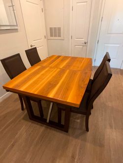 Comedor Expandible de 4, 6 u 8 Puestos + 4 Sillas / Dining Table Set – Expandable (Seats 4, 6 or 8)