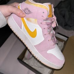 women’s jordan 1 mids 
