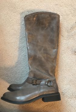 Hinge brand new boots size 7.5