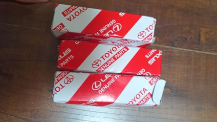 4 brand new OEM TOYOTA LEXUS SPARK PLUGS