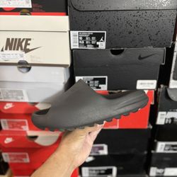 Adidas Yeezy Onyx Slide size 8 USED 