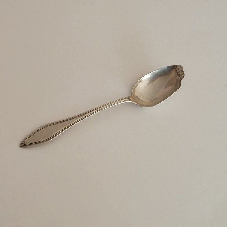 Antique Towle Mary Chilton Teaspoon 5 1/2" Sterling Silver Pat 1918
Monogrammed.
Weight 17g.
Tip is deformed (see the photos).