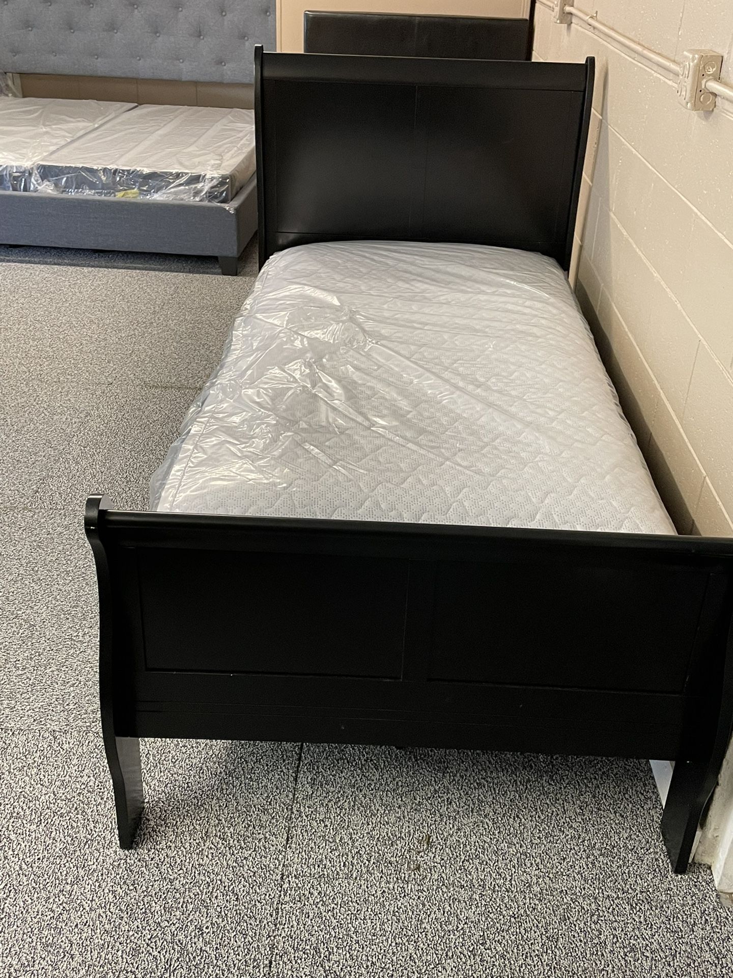 Twin Sleigh Bed With Mattress