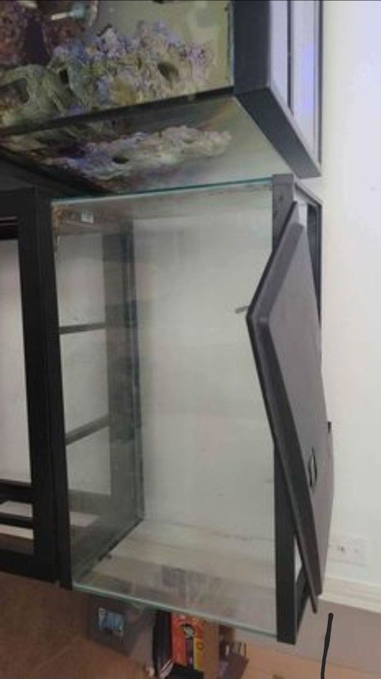 Glass 29 gal aquarium (stand included)