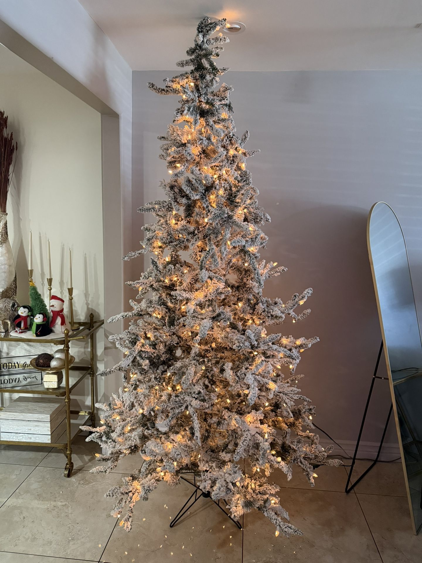 Fraser Hill Farm 7.5-Ft. Mountain Pine Flocked Artificial Christmas Tree with White Incandescent Smart Lights and Stand, Prelit Foldable Fake Tree wit