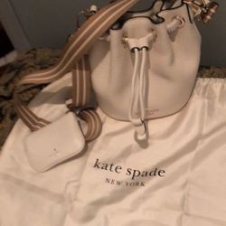 Kate Spade Bucket https://offerup.com/redirect/?o=QmFnLk5ldw==