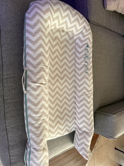 DockATot Deluxe+ – Gray & White Chevron – Excellent Condition