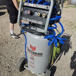 27 Gallon Fortress Compressor Like New 