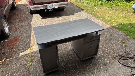 Modern Computer Desk – Excellent Condition