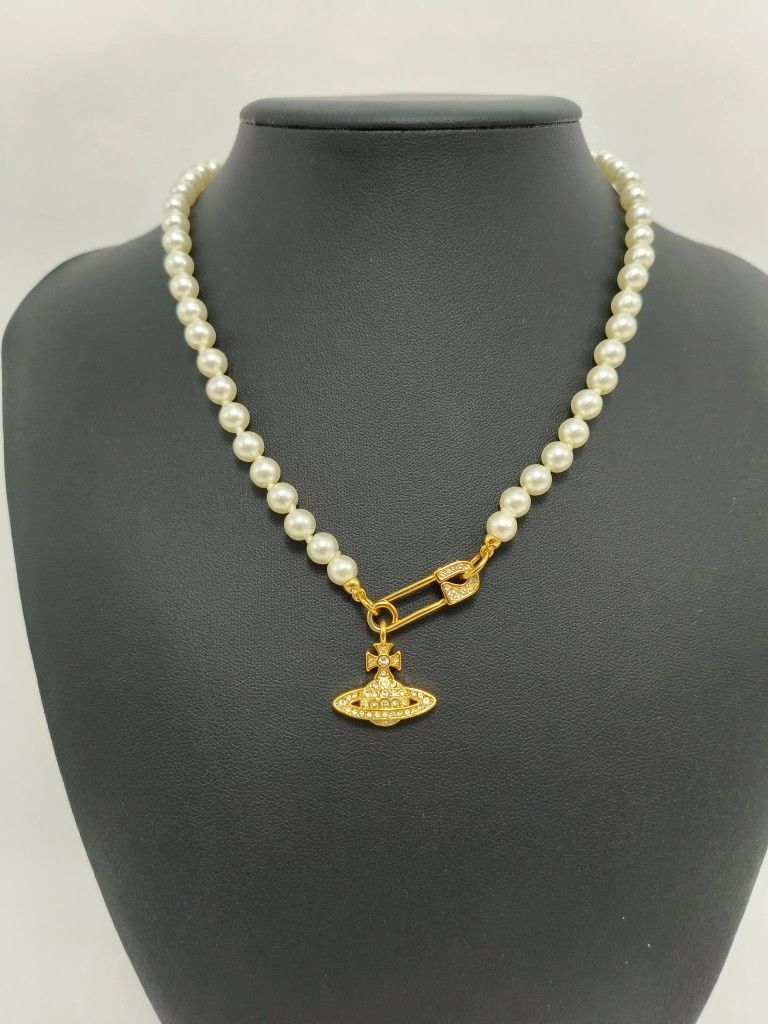 Brand new single-strand pearl necklace with golden yellow pin pendant