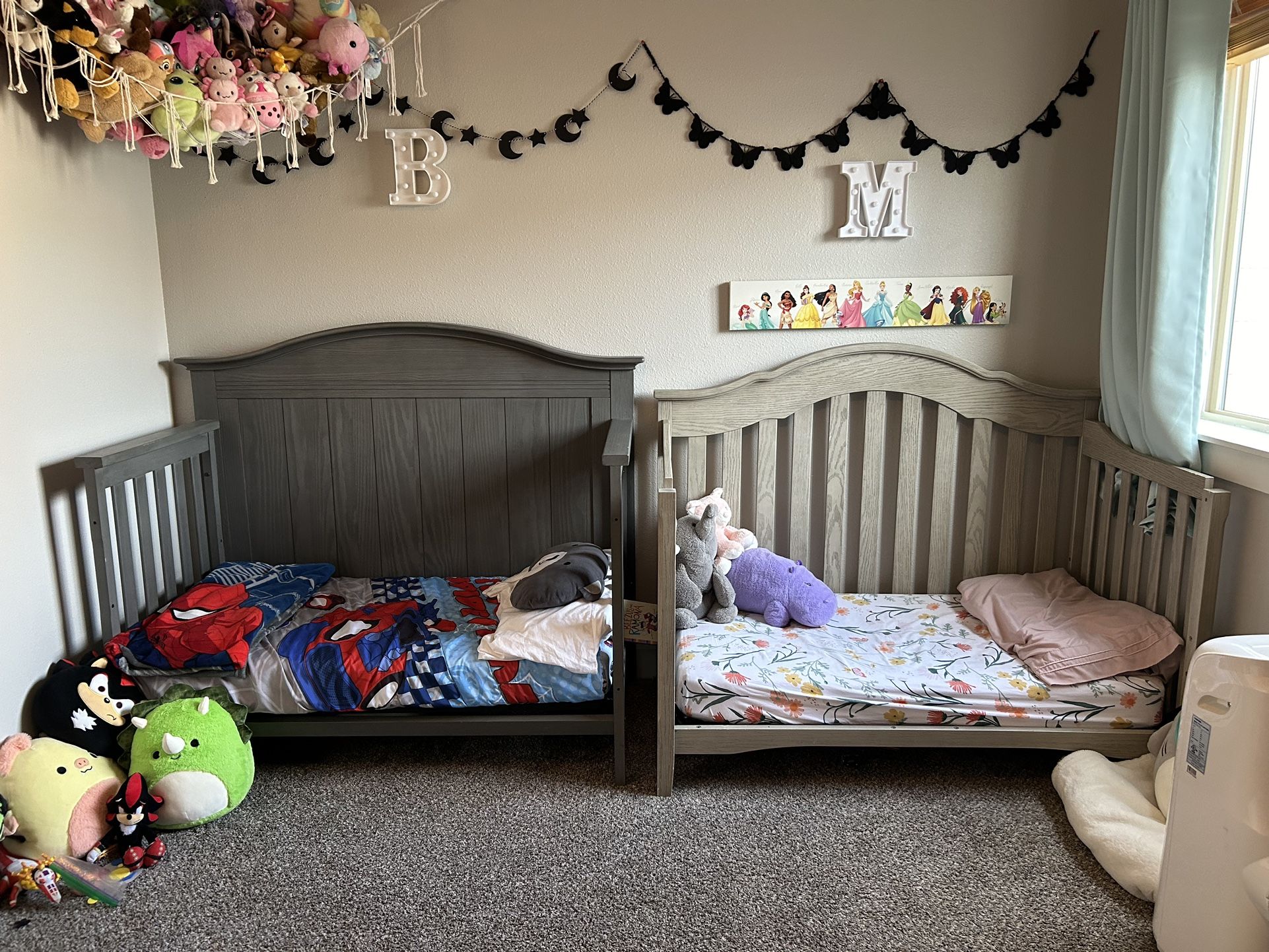 Cribs/Toddler Beds