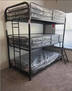 I'm selling a triple twin bunk bed with mattresses!!!/Ask for price 