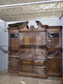 Mueble grande de madera usado en buenas condiciones por $150