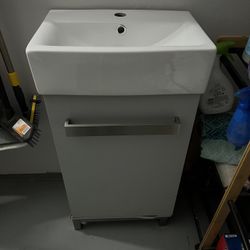 Maelynn 18-inch W x 12-inch D Vanity in Dove Grey with Ceramic Vanity Top in White