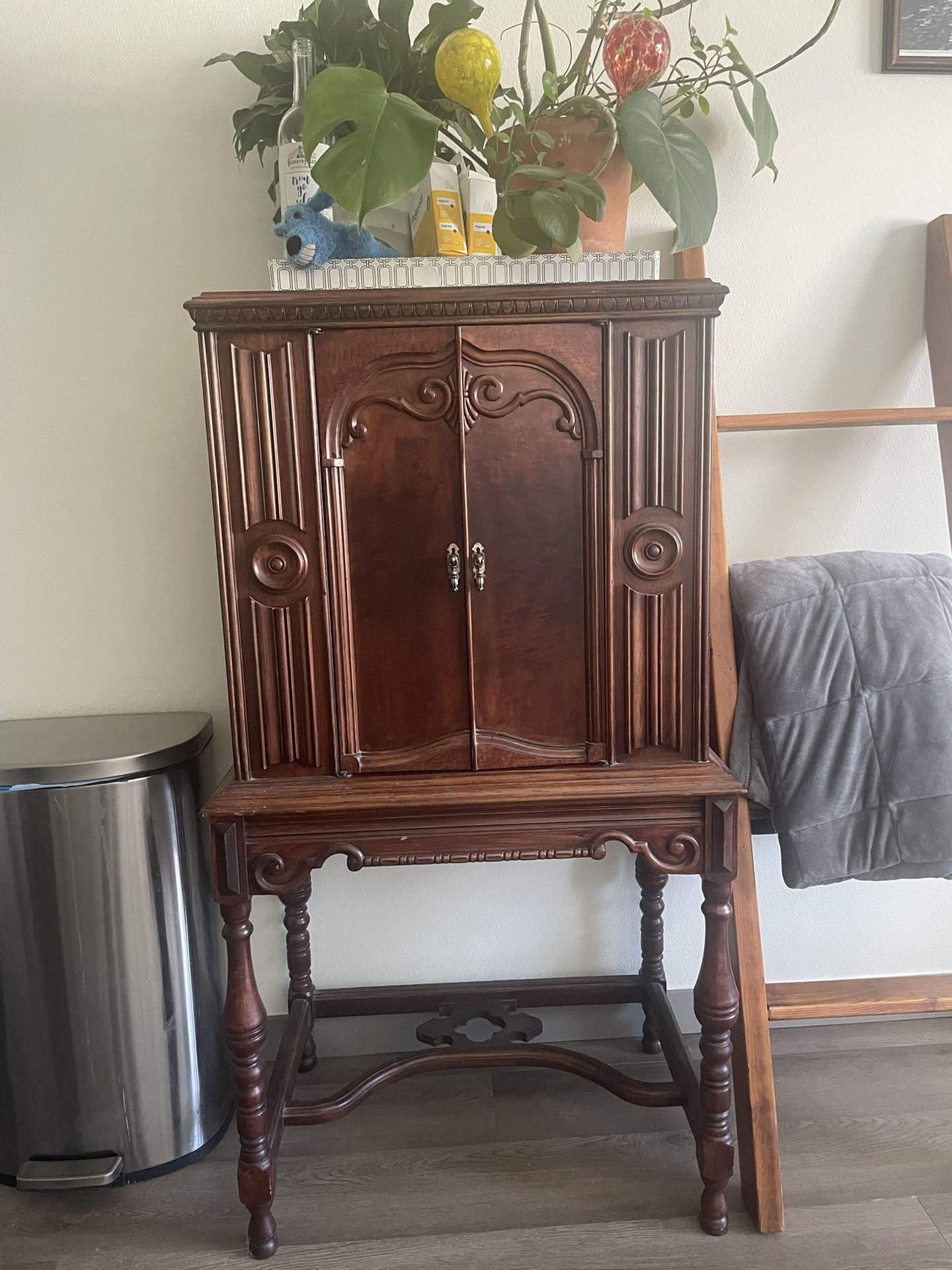 Majestic Radio Receiver Antique Cabinet