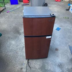 Working Mini Fridge With Freezer 
