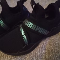 Woman's Puma Tennis Shoes Size 6.5