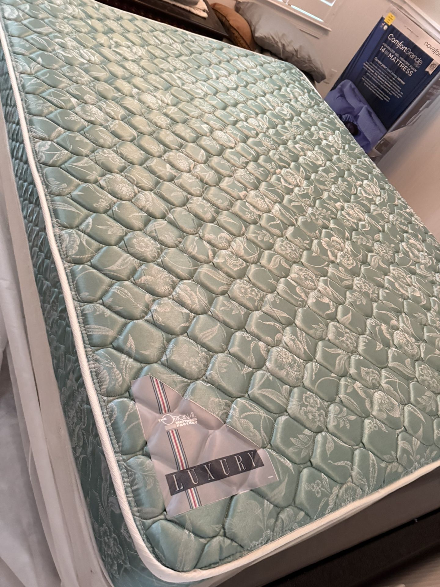 Queen Mattress / Box Spring Ans 3” Memory Pillow Topper