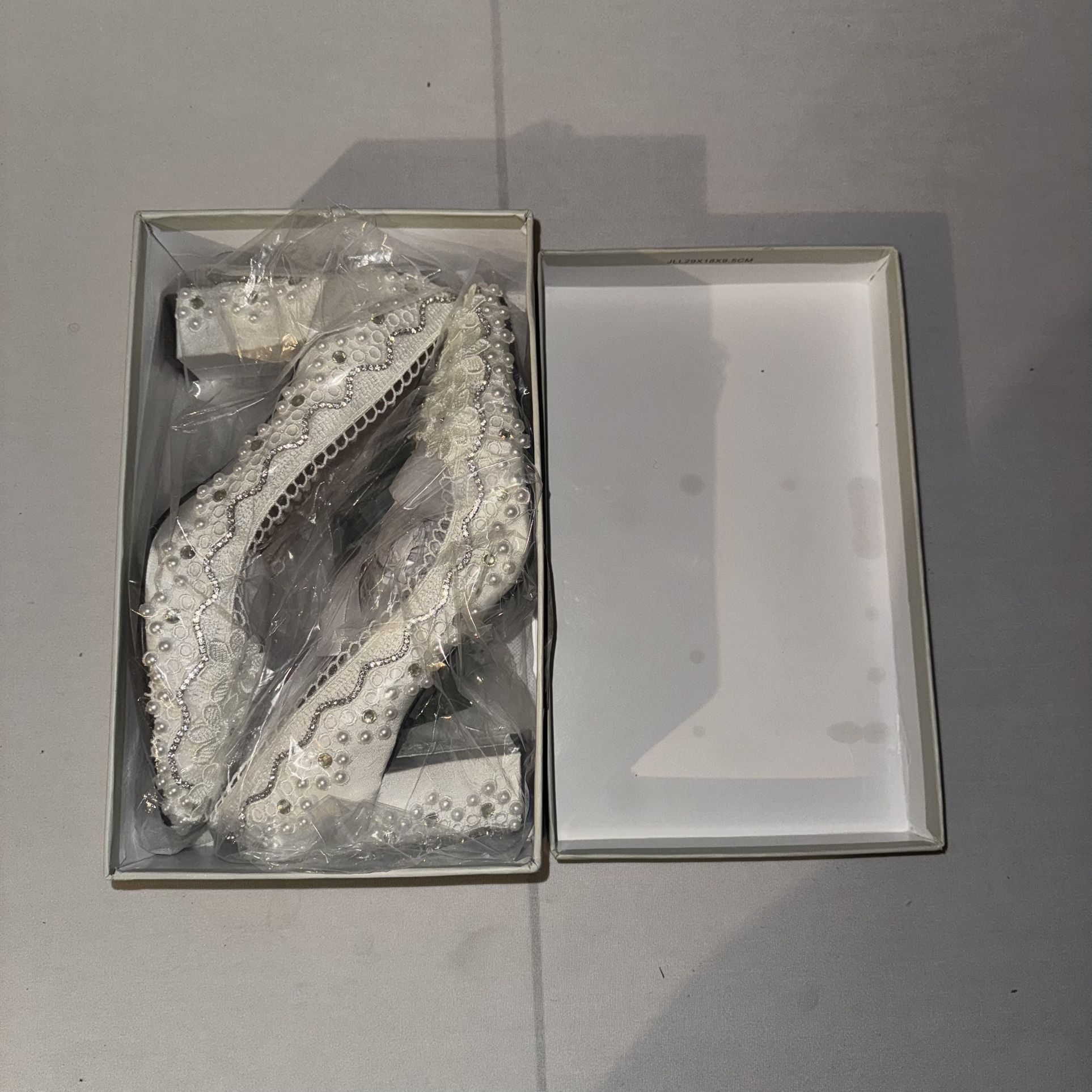 👠✨ Brand New White Beaded Heels – Size  8-8.5 US – Never Worn! ✨👠