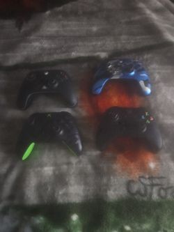4 Xbox controllers
