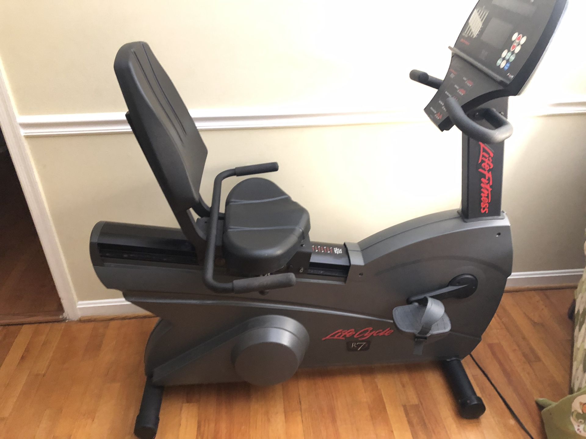 PRE-OWNED Life Cycle R7i Recumbent Exercise Bike