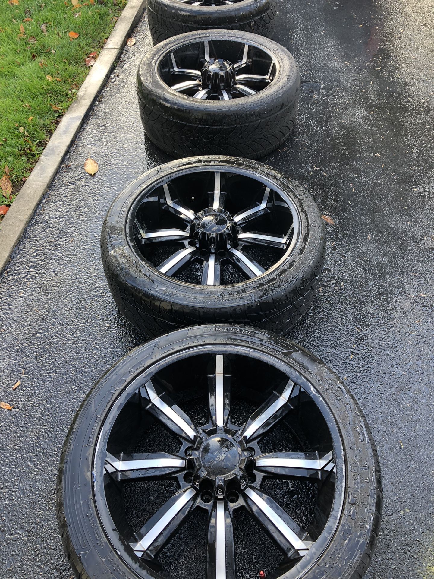 Dcenti dw903 22x10 wheels with tires 8x165