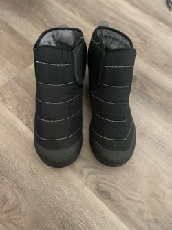 Black winter boots. Size 13