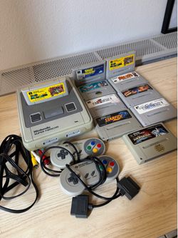 Nintendo Super Famicom + 2 controllers + games