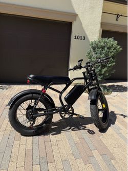 Moped-Style Fat Tire E-Bike — 48V / 750Wh — Full Suspension