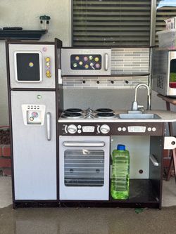 Free outdoor Kids kitchen set