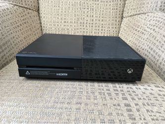 Working Great Xbox One with 4 controllers and 2 games