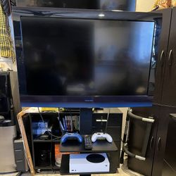 32 INCH TOSHIBA TV With Remote And TV Stand 