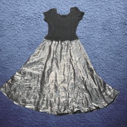 JS COLLECTION WOMENS EVENING GOW https://offerup.com/redirect/?o=RFJFU1MuQkxBQ0s= MESH TOP/GRAY METALLIC BASE V-BACK. SIZE 16 