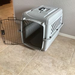 Dog/cat/Pet    Carrier/Cage/Crate 27 Inches Long 21 Inches Tall 20 Inches Wide         (Excellent Condition)