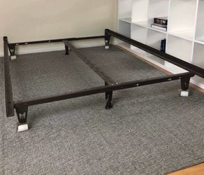 QUEEN / FULL/ CAL KING/ KING SIZE METAL BED FRAME (LIKE NEW)  (VERY STURDY)