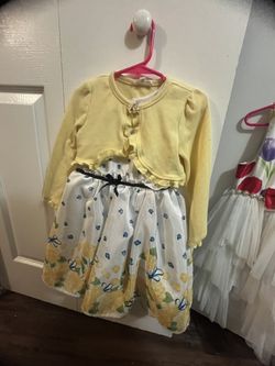 4T girls dress yellow and white flower lightly worn.