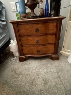 End Table – 2 matching - $75.00 for the pair