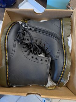 New Doc Martens boots men's size 3