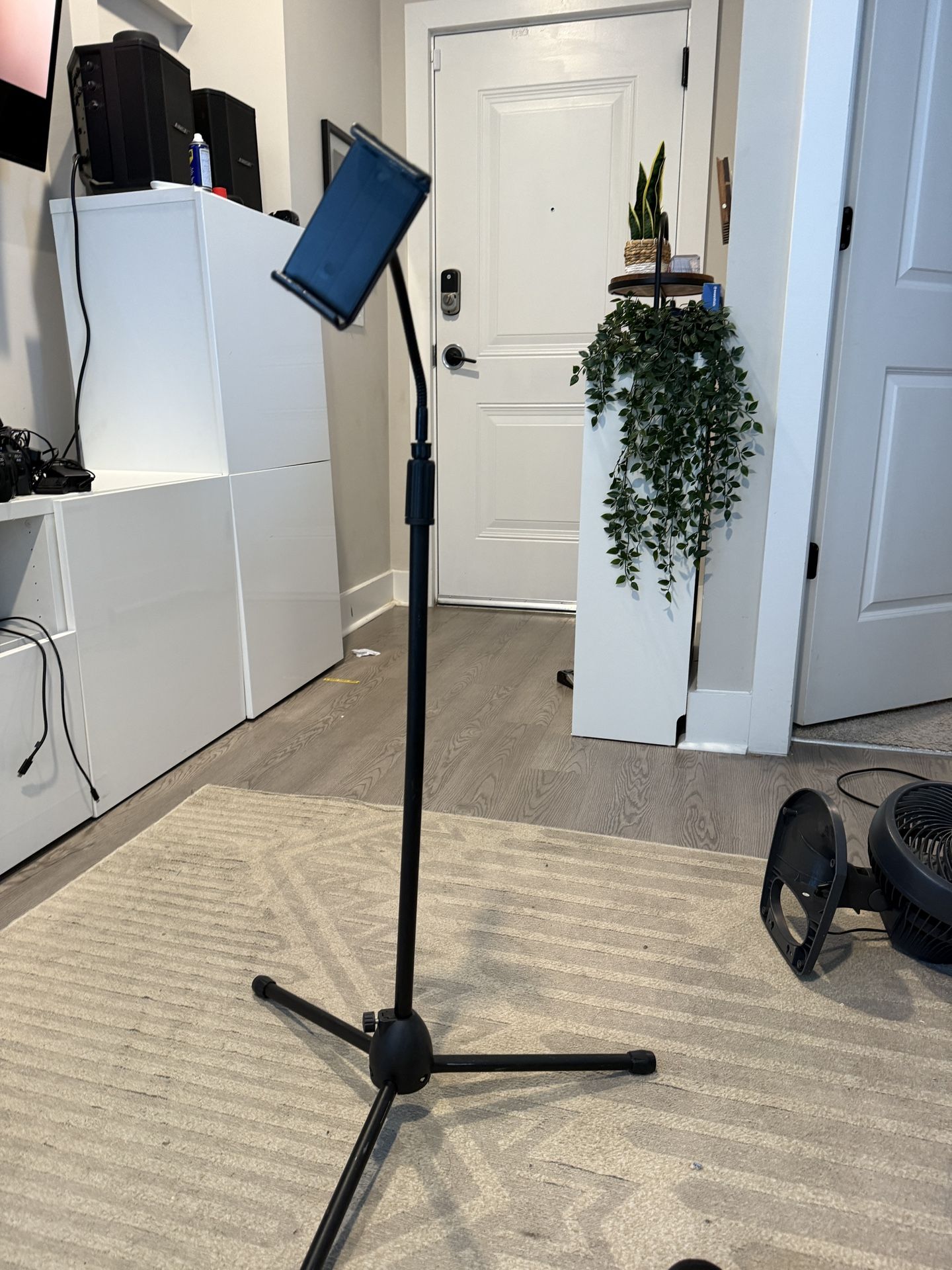 Adjustable Tablet / Phone Floor Stand – Hands-Free Holder