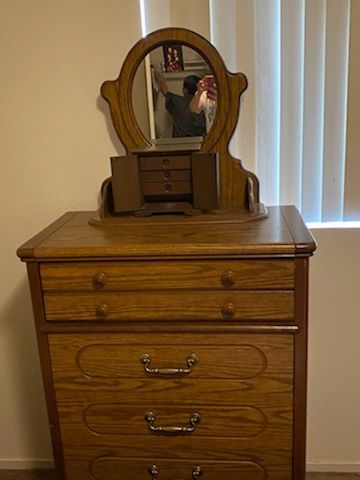 Dresser with 5 drawers and mirror