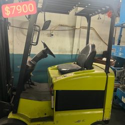 Selling a Fully Electric Forklift in excellent condition — perfect for warehouse and industrial use 12。91