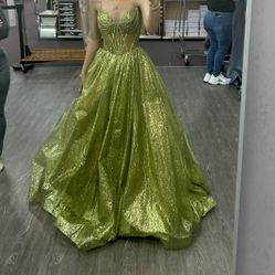 Green prom dress  ( i can negotiate the price if you really need a prom dress just message me)