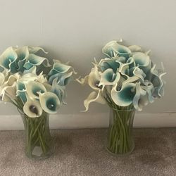 Calla Lilies in a clear glass vase.