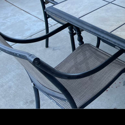 Table with chairs pick up in Perris