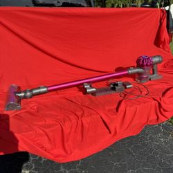 Dyson V6 Motorhead With New Battery 