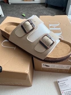 NEW IN BOX WOMANS SANDALS 8.5