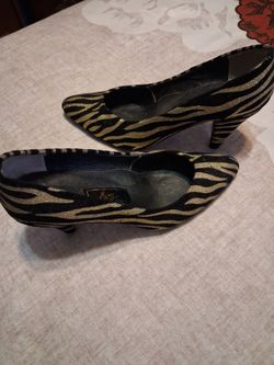 Like new beautiful gold and black zebra heels 3in mpu serious buyer don't deliver cash only price firm