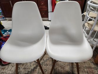 Like new Set of 2 white dining chairs  25$each